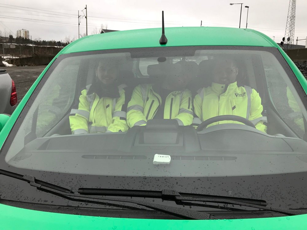 Tre solide Veflen-medarbeider tester ut elbilen.