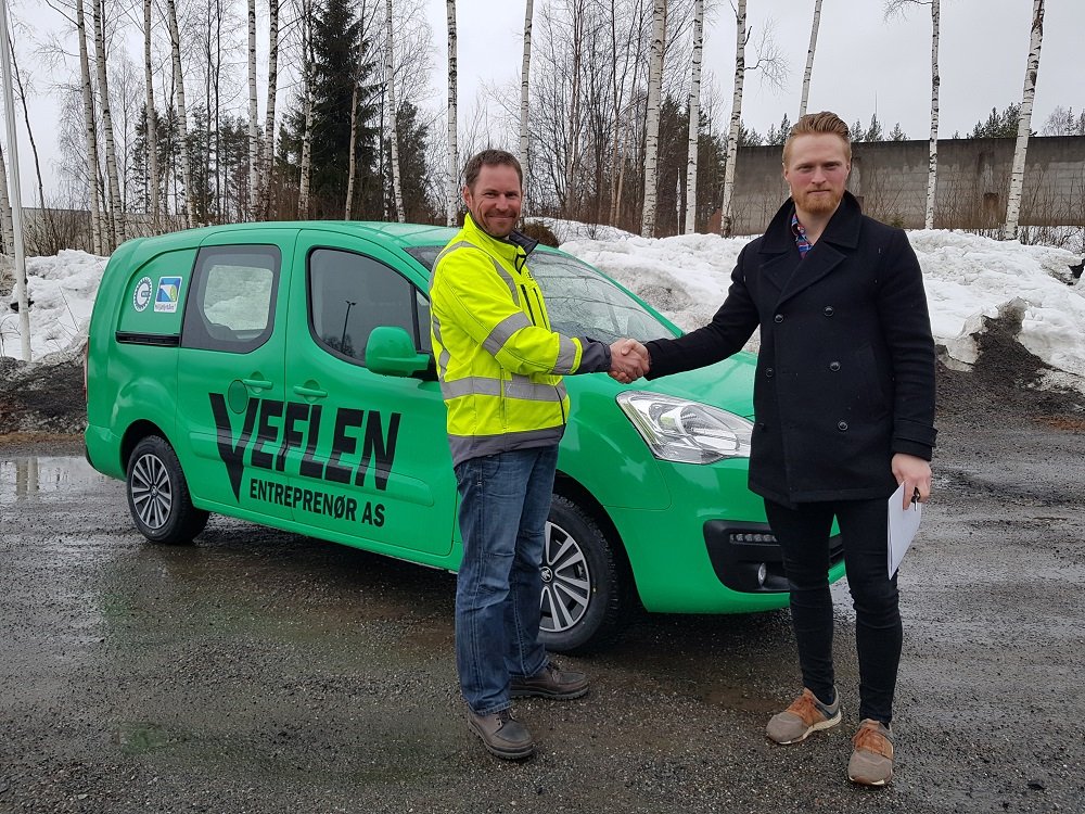 Veflen Entreprenør AS ved Kjetil Hansen overtar vår nye Peugeot Partner.