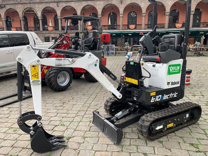 Veflen tar miljøansvar. Her er landets første el-minigraver på plass i Oslo.