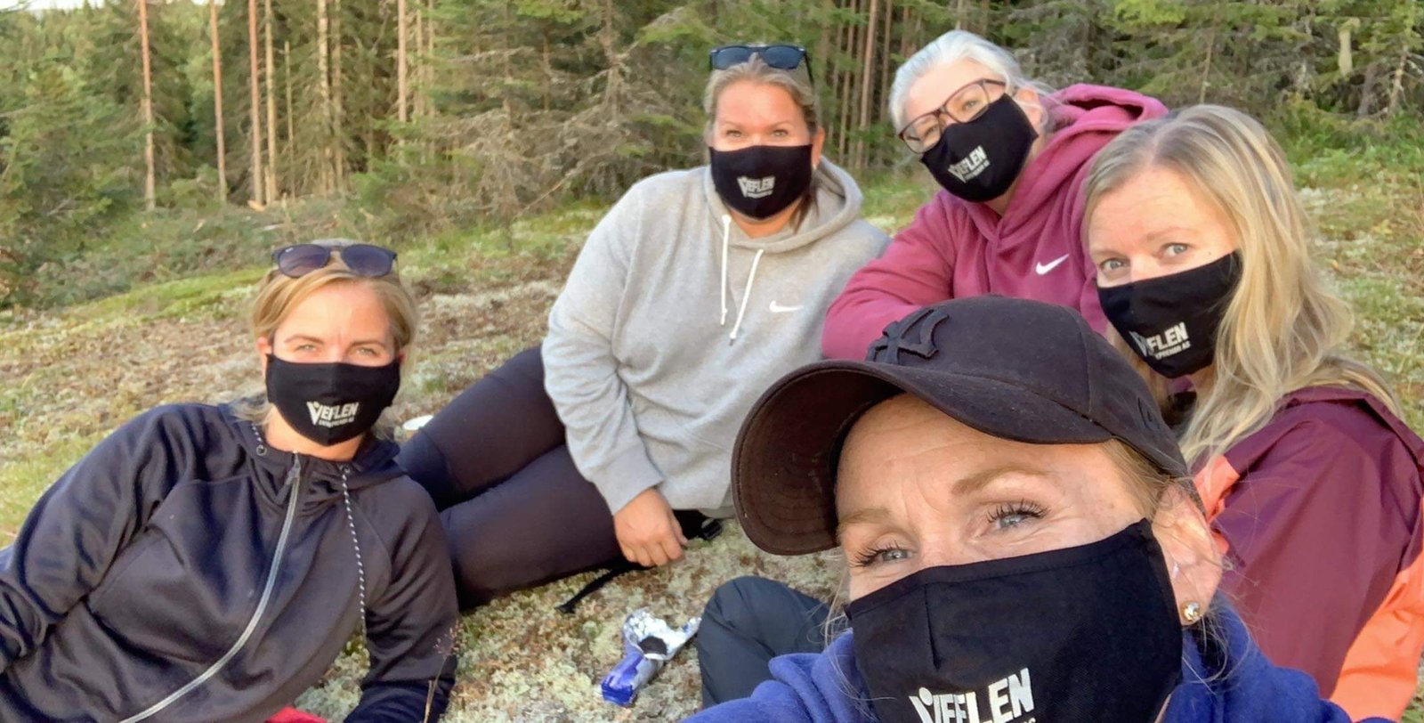 Odalsdamer med Veflen munnbind