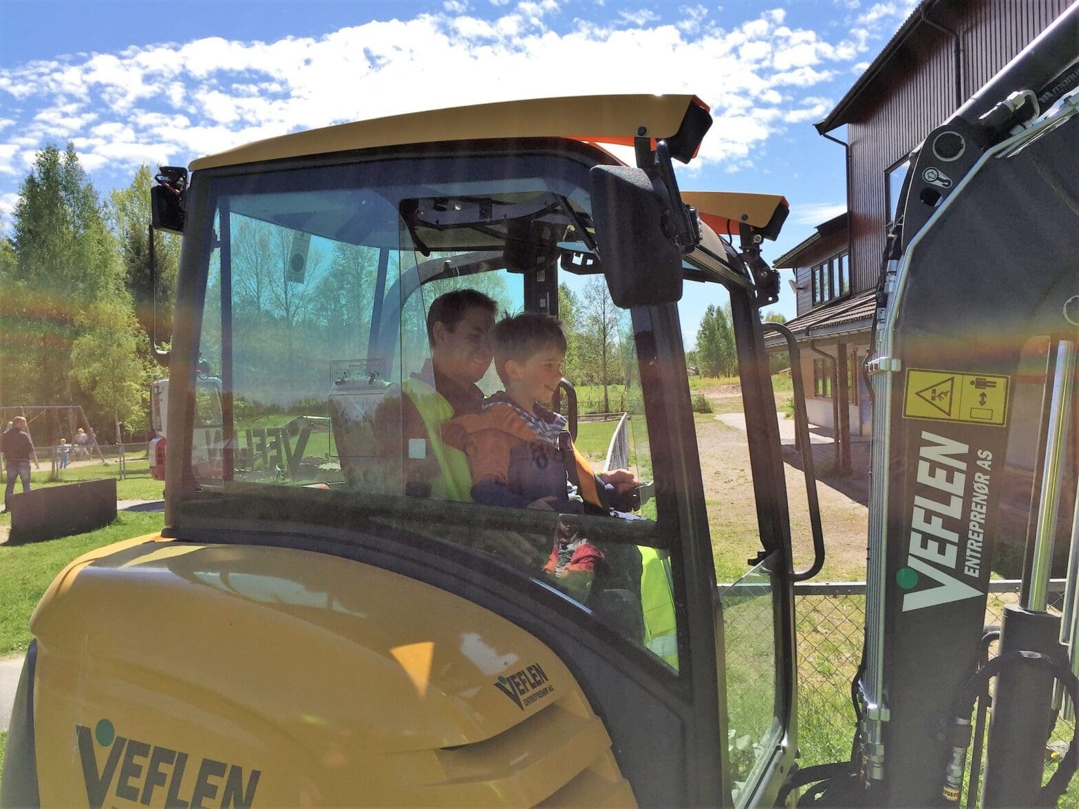 Kjetil Hansen i gravemaskin