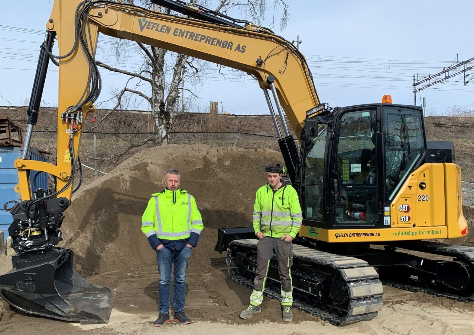 Kjetil Hansen og Tomas Votruba foran elektrisk gravemaskin