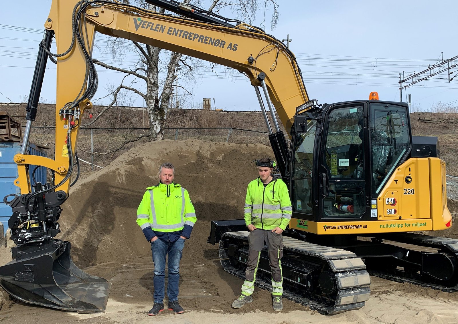 Kjetil Hansen og Tomas Votruba foran elektrisk gravemaskin