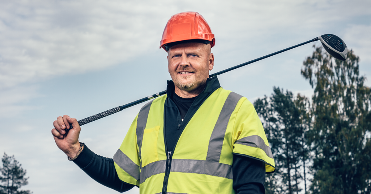 Bildet viser Morgan Karlsson med arbeidsklær og en golfkølle over skulderen
