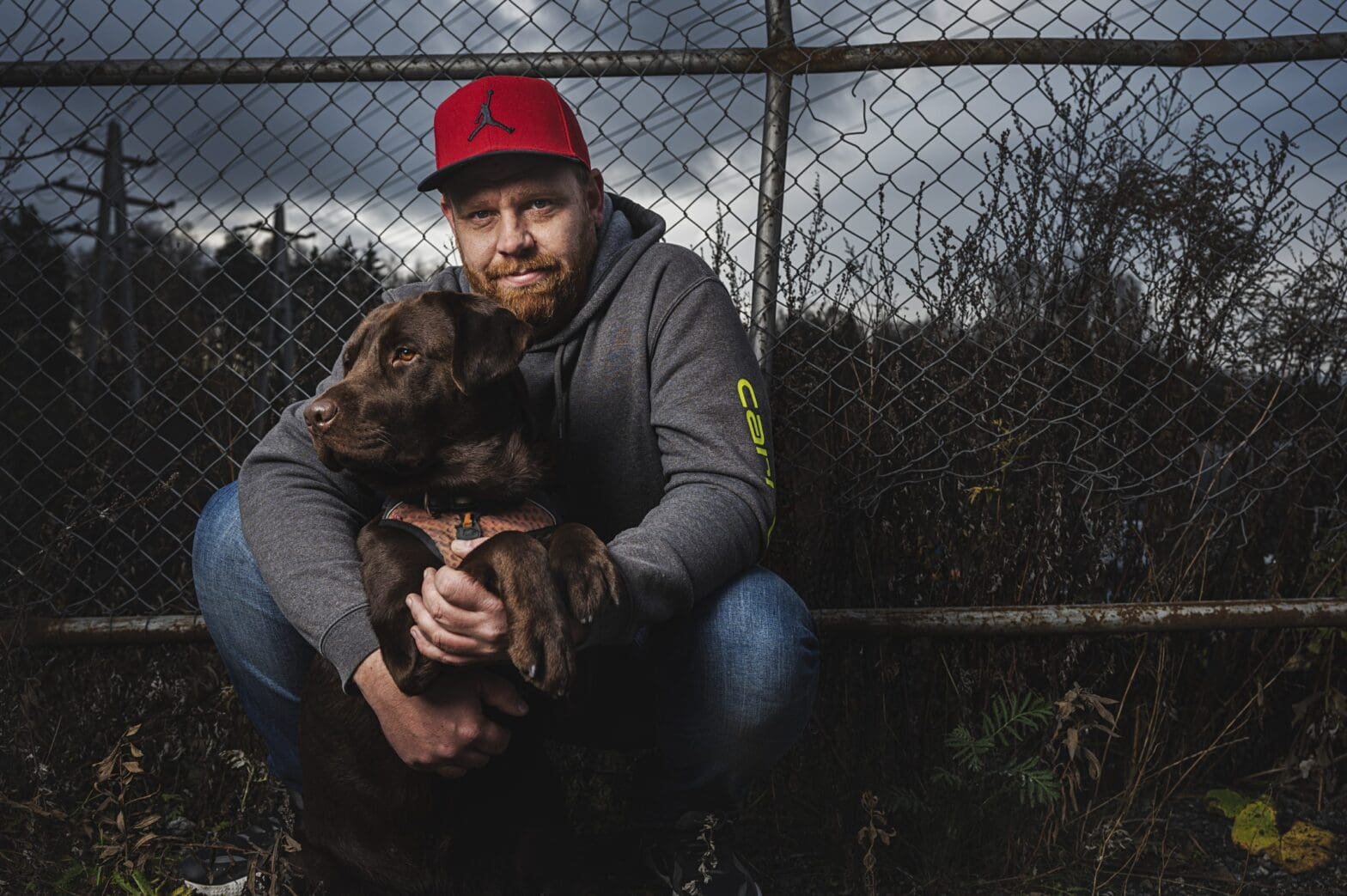 Bildet viser Jens Petter Bjørgum sammen med hunden sin