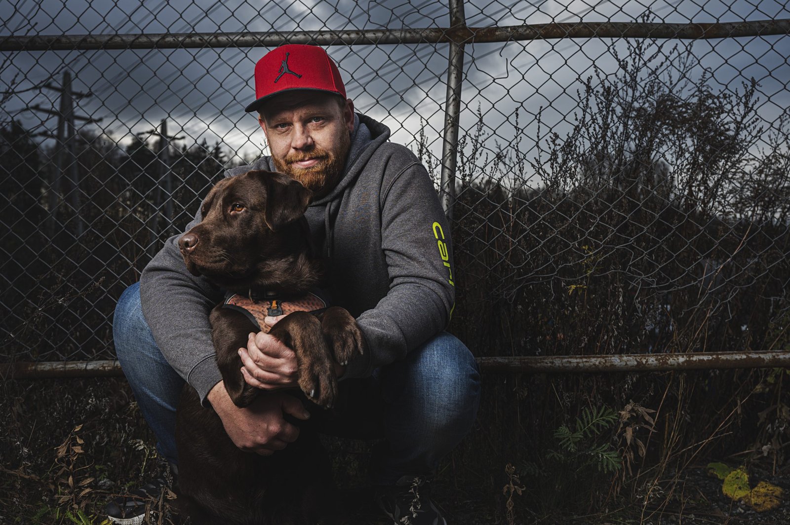 Bildet viser Jens Petter Bjørgum sammen med hunden sin