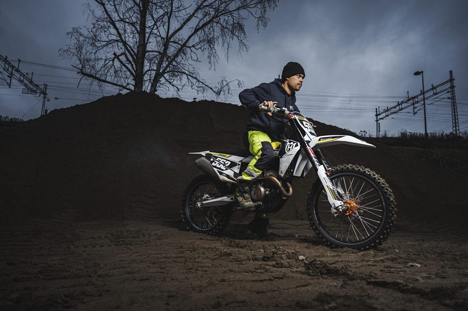 Bildet viser en mann på motorsykkel