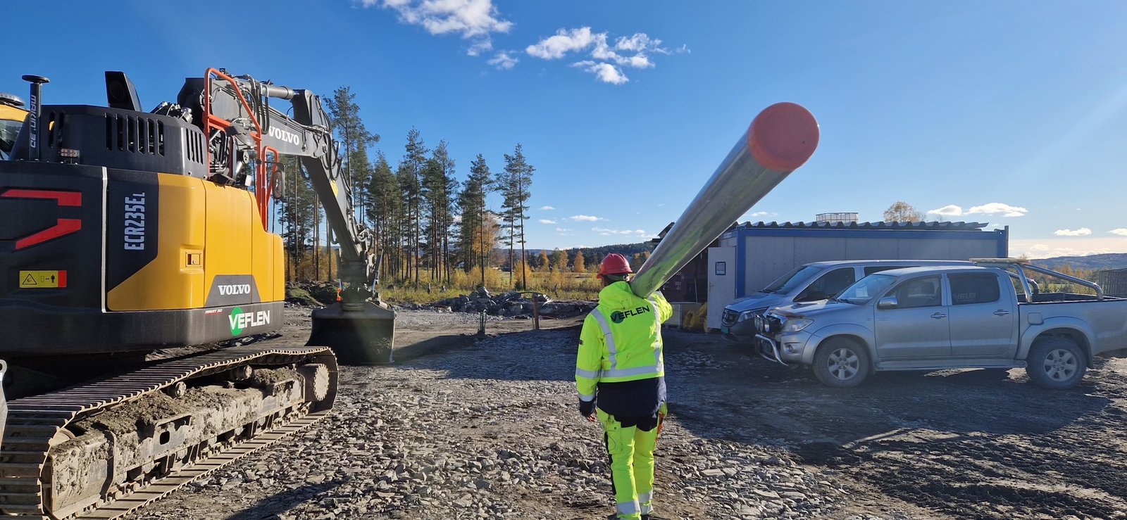 Veflen-medarbeider med rør på skuldra