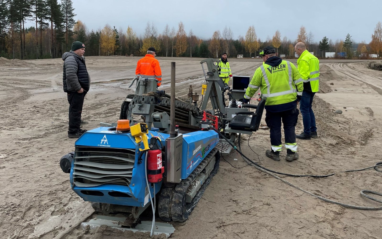 Tor Andre Thoner Ødegård og Knut Anders Krogsrud demonstrerer horisontal boring