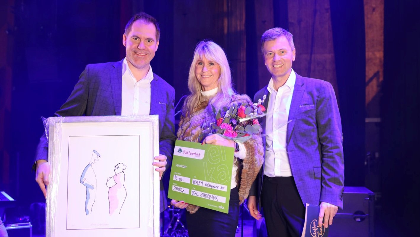 Bildet viser smilende mennesker