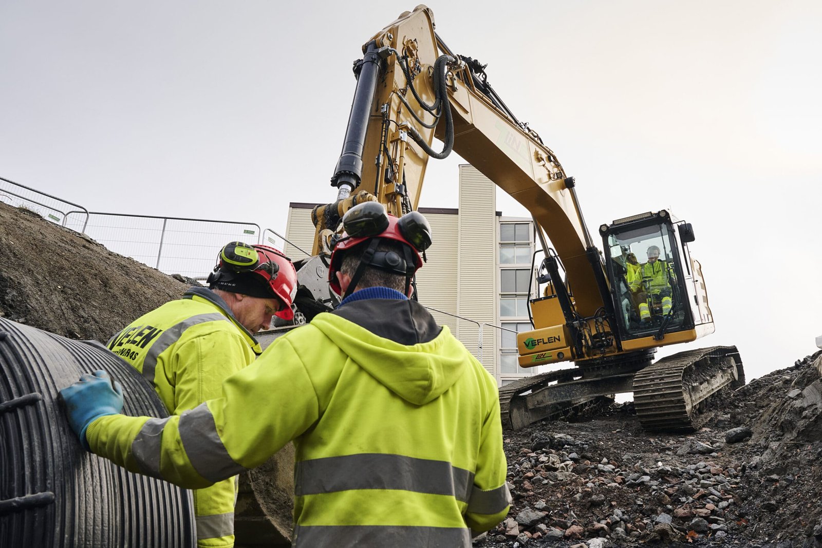 Bildet viser ansatte hos Veflen som er ute på arbeid