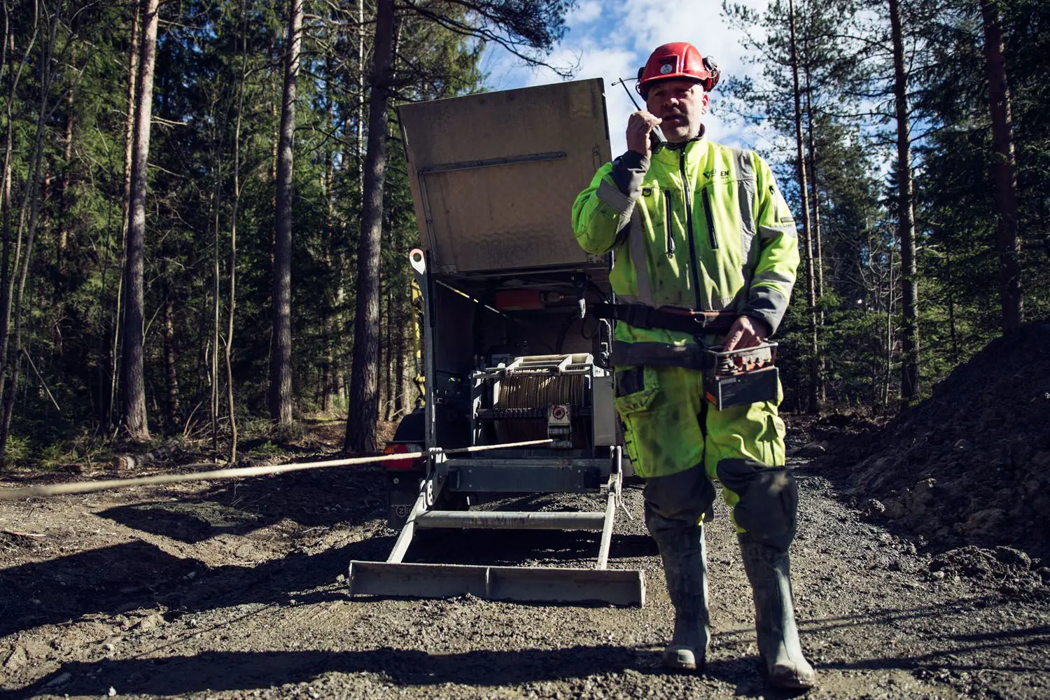 Bildet viser en ansatt hos Veflen Entreprenør