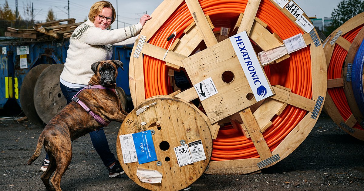 Bildet viser en dame med lyst hår og en stor hund