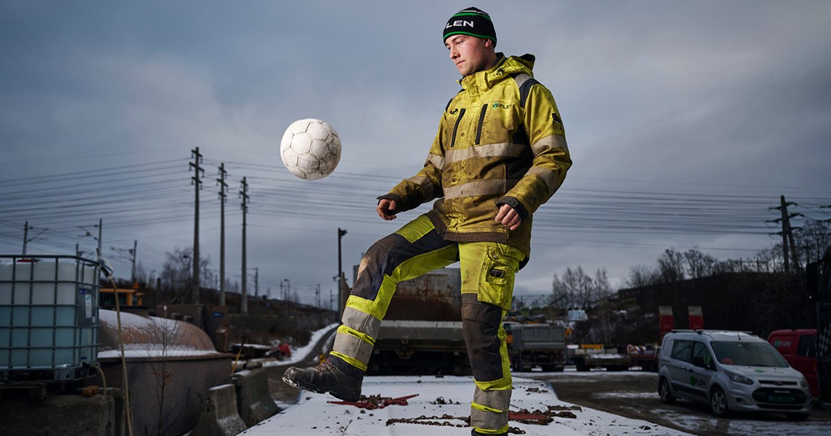Bildet viser Mattis Aaseth som trikser med en ball ute på arbeidsplassen