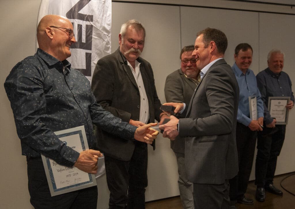 Bildet viser utdeling på veterantreffet hos Veflen