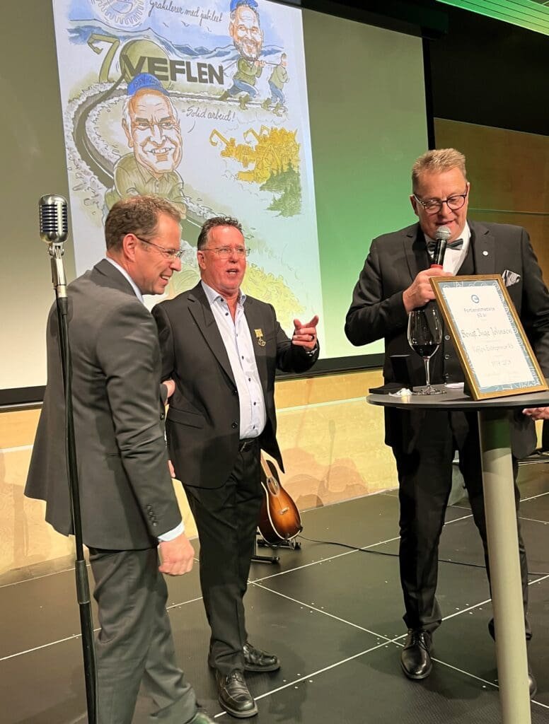 Bilde av Bengt Inge Johnsen ved overrekkelse av gave fra MEF