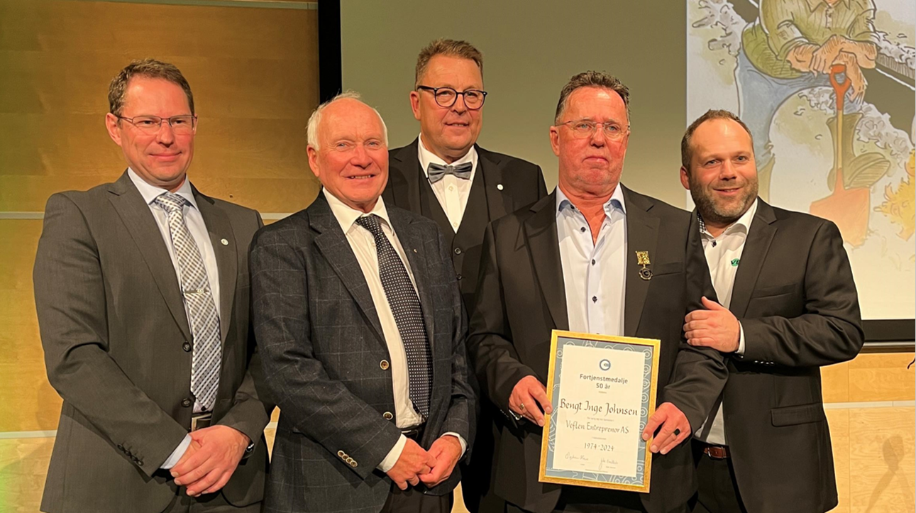 Bengt Inge Johnsen avbildet etter overrekkelsen på jubileumsturen i Riga