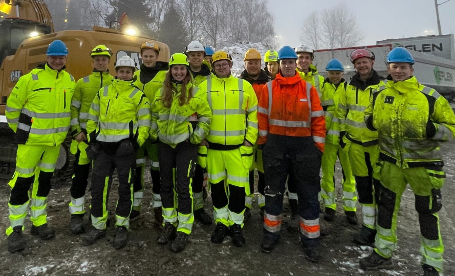 Bilde av unge studenter på Gjøvik Fagskole på besøk hos Veflen