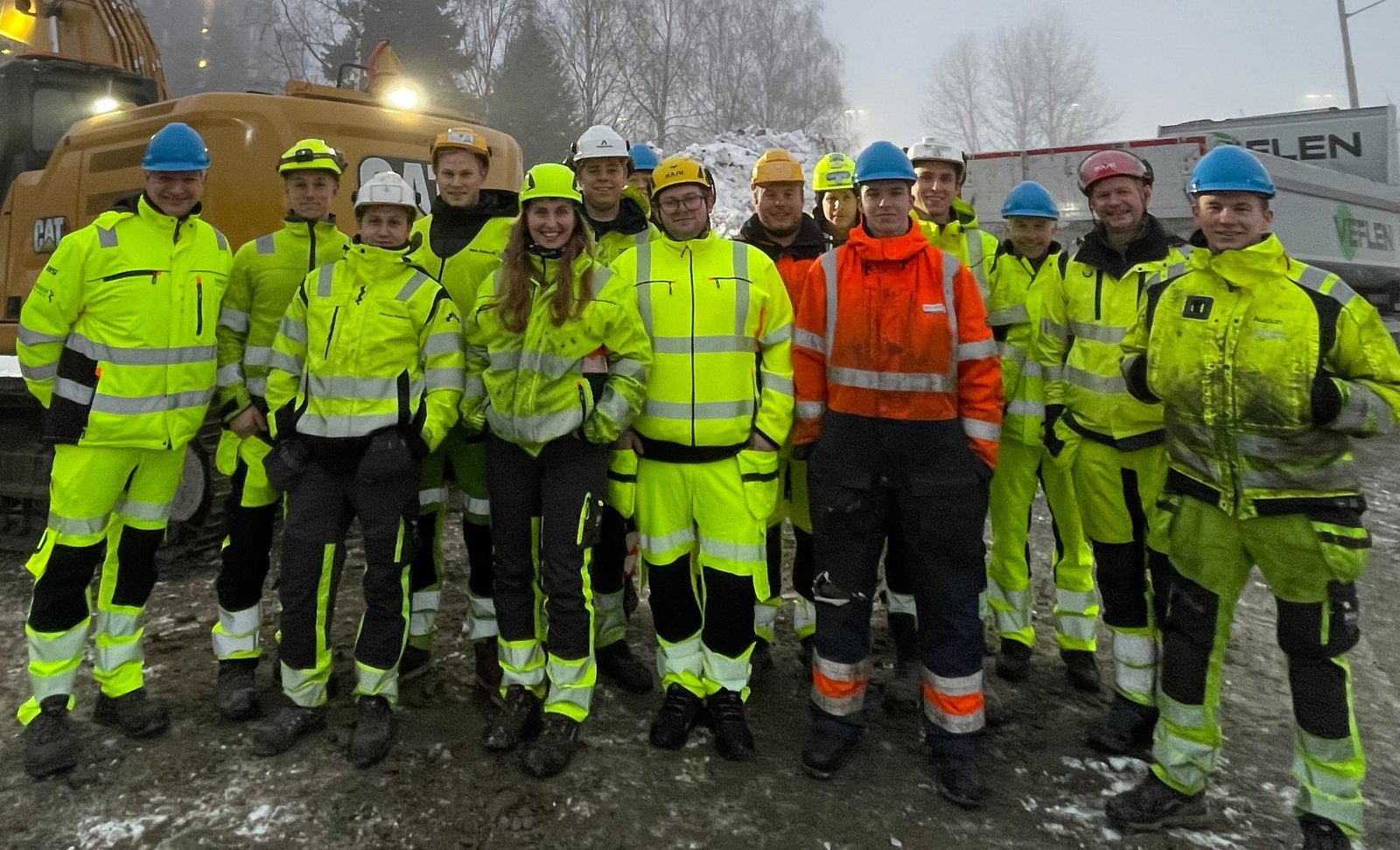 Bilde av unge studenter på Gjøvik Fagskole på besøk hos Veflen