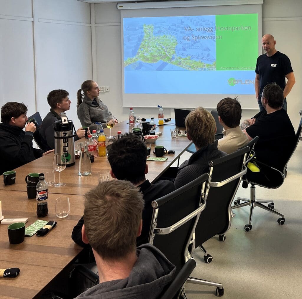 Bilde av unge studenter på Gjøvik Fagskole på besøk hos Veflen