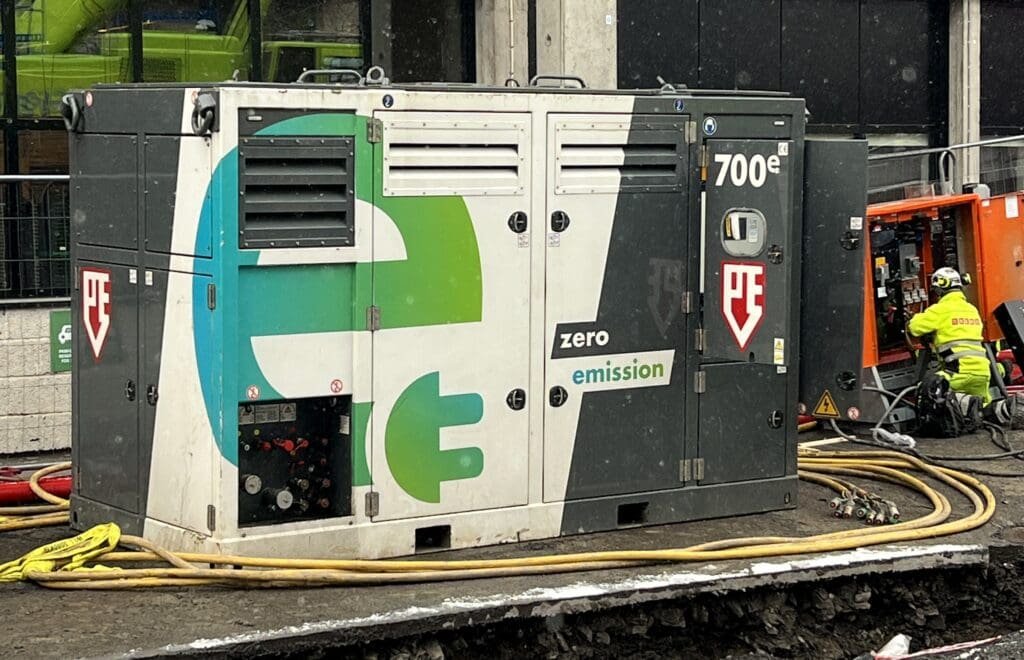 Power-pack fra Nederland ble bestilt for å kunne benytte den 80 tonn tunge elektriske mobilkranen og fem tonns hengevibroen.