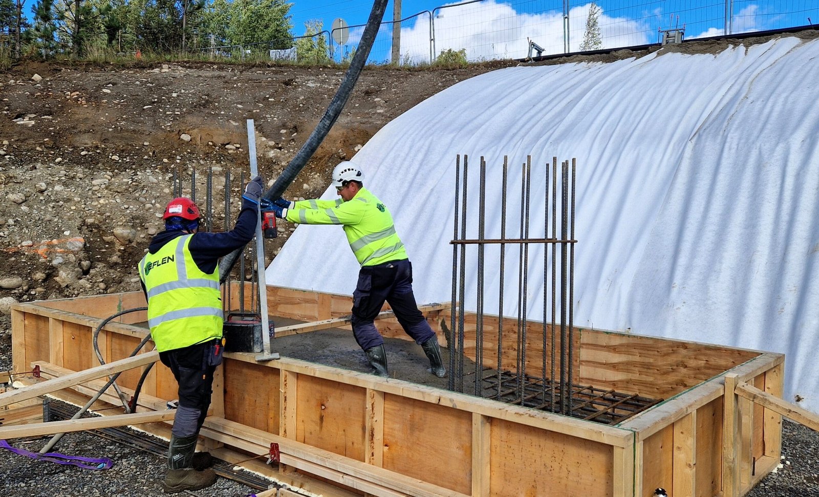 Bildet viser ansatte hos Veflen Entreprenør