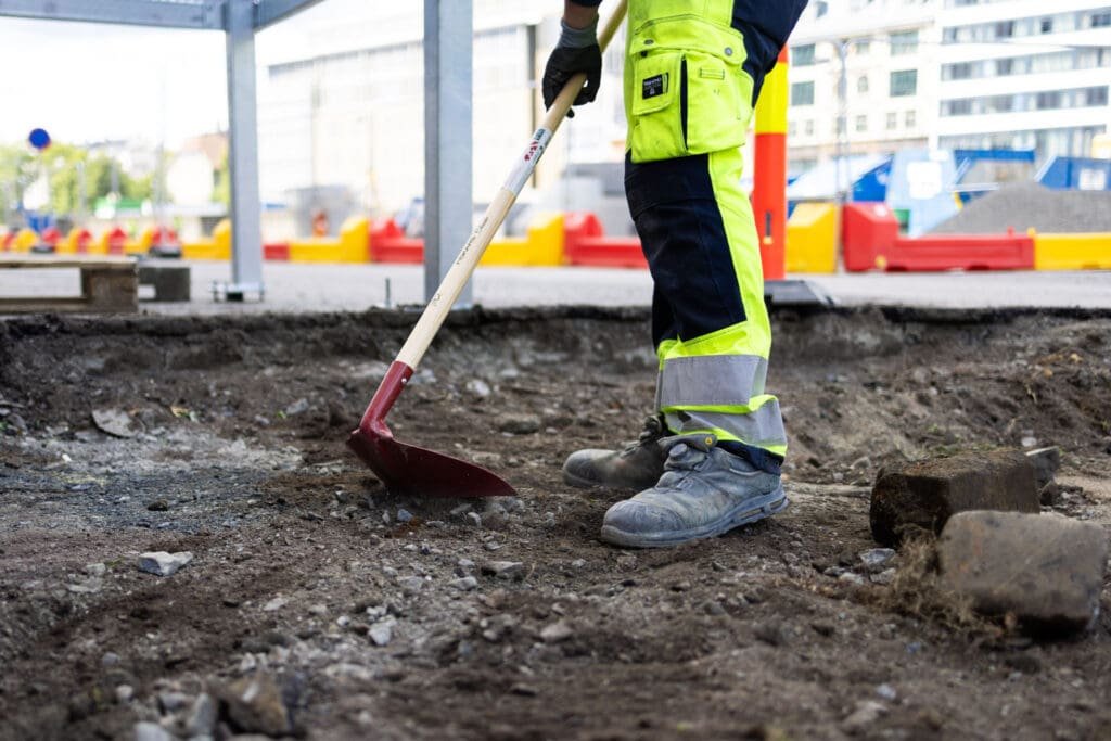 Jakob Fossen graver i jorda på anleggsplass i Oslo